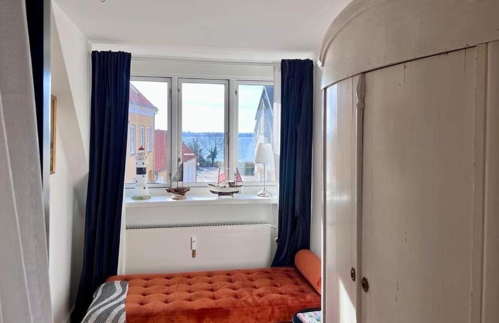 a room with a window with a bench in front of it at Stege Torv Family Apartment in Stege