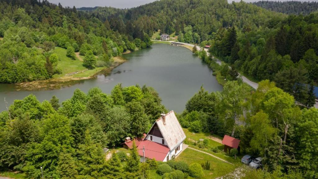 - une vue aérienne sur une maison à côté d'une rivière dans l'établissement Kuća Grič, Mrzla Vodica, à Mrzla Vodica
