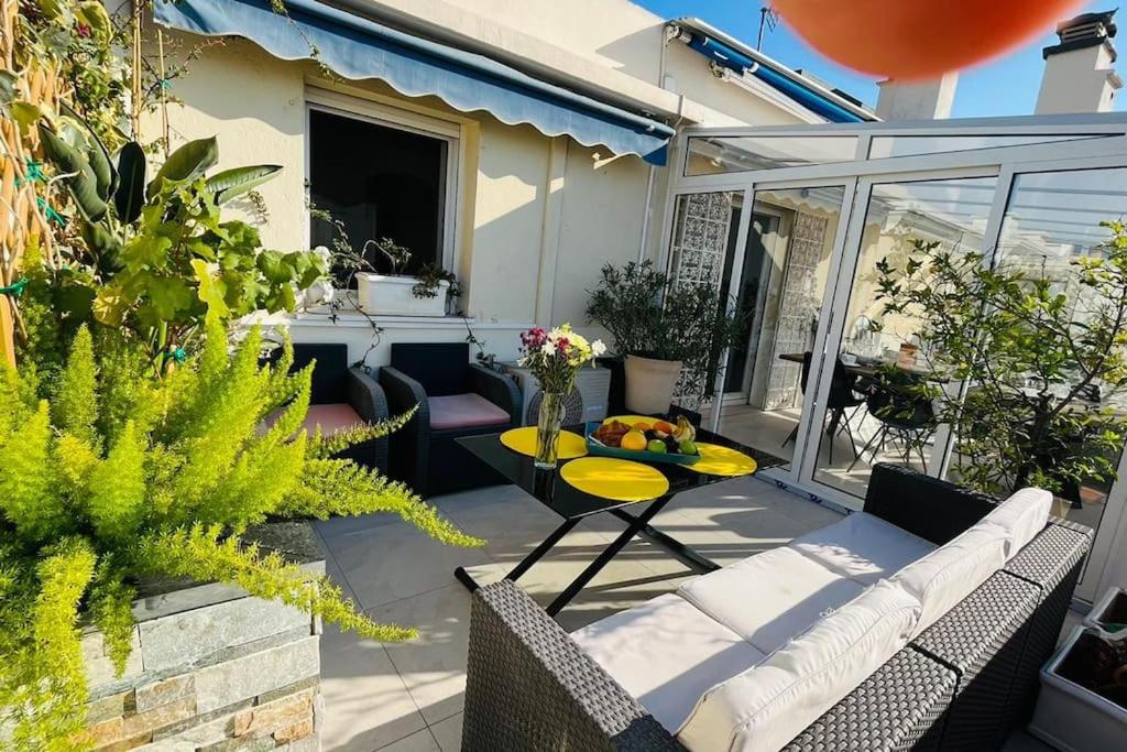 une terrasse avec un canapé, une table et des plantes dans l'établissement Rooftop Garden, à Antibes