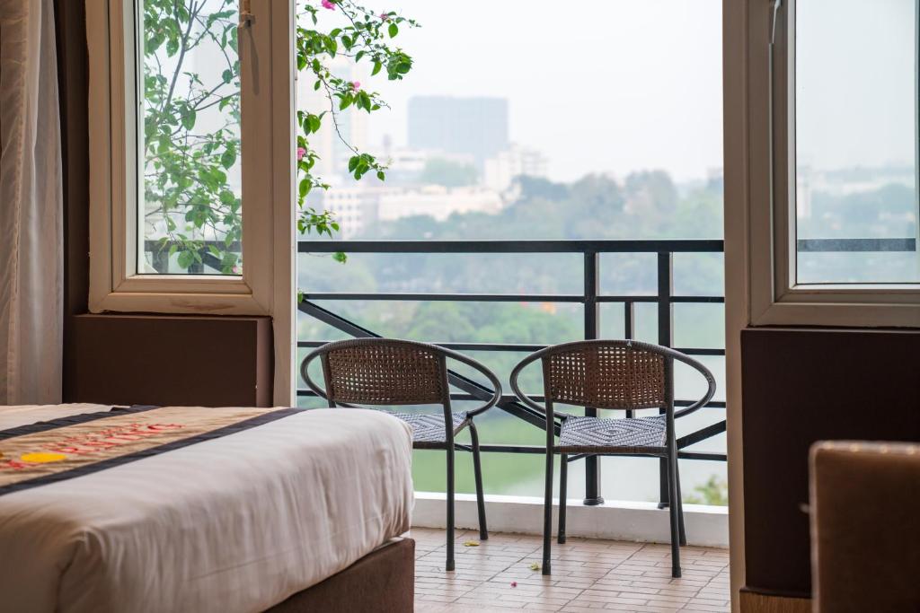 Postel nebo postele na pokoji v ubytování Hanoi Morning Hotel