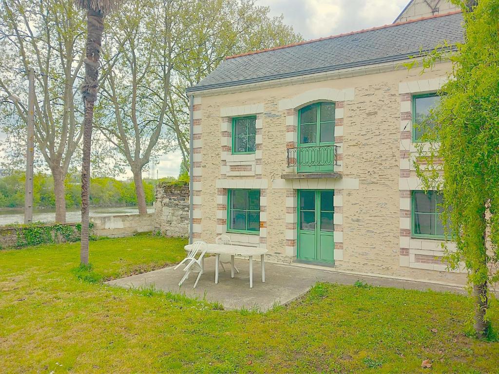 una mesa de picnic frente a un edificio en Angers, La Belle De Maine en Angers