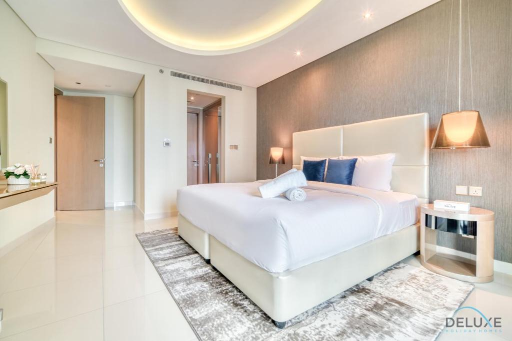Postel nebo postele na pokoji v ubytování Sophisticated 2BR at DAMAC Towers by Paramount A Business Bay by Deluxe Holiday Homes