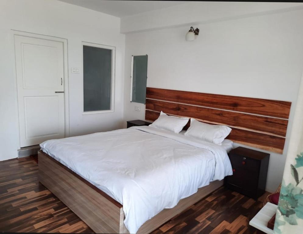 Postel nebo postele na pokoji v ubytování Aaravi Garden Homestay
