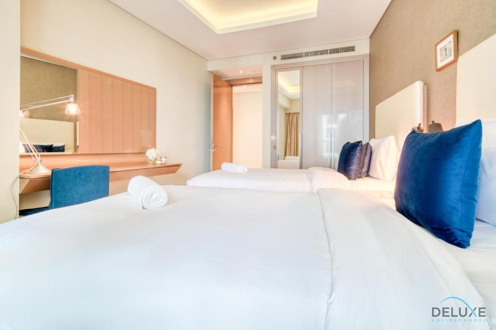 Postel nebo postele na pokoji v ubytování Sophisticated 2BR at DAMAC Towers by Paramount A Business Bay by Deluxe Holiday Homes