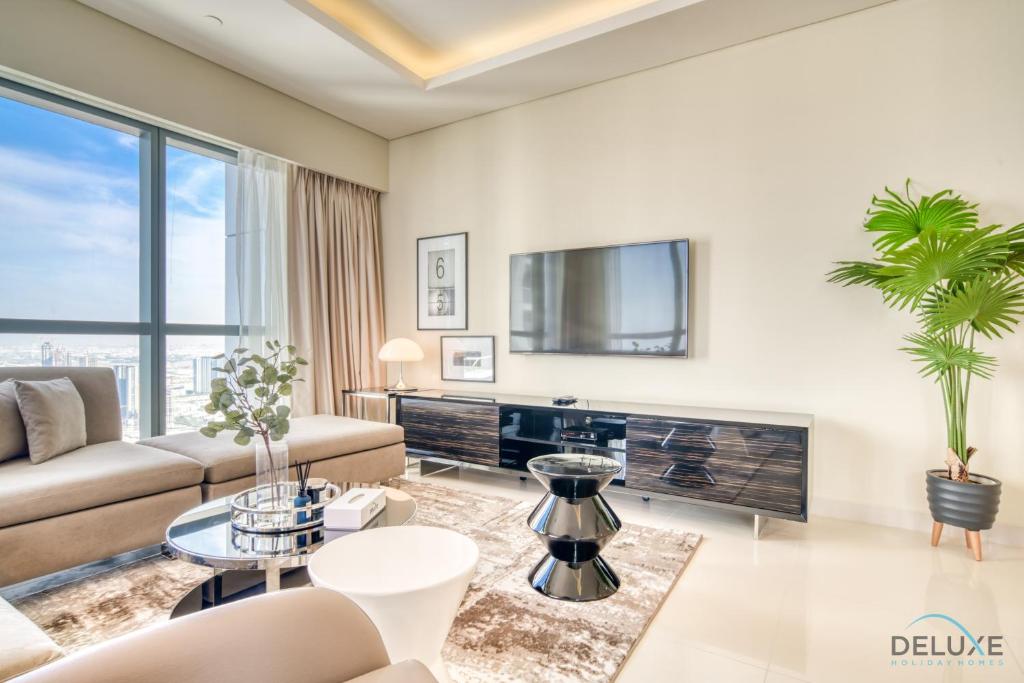 TV a/nebo společenská místnost v ubytování Sophisticated 2BR at DAMAC Towers by Paramount A Business Bay by Deluxe Holiday Homes
