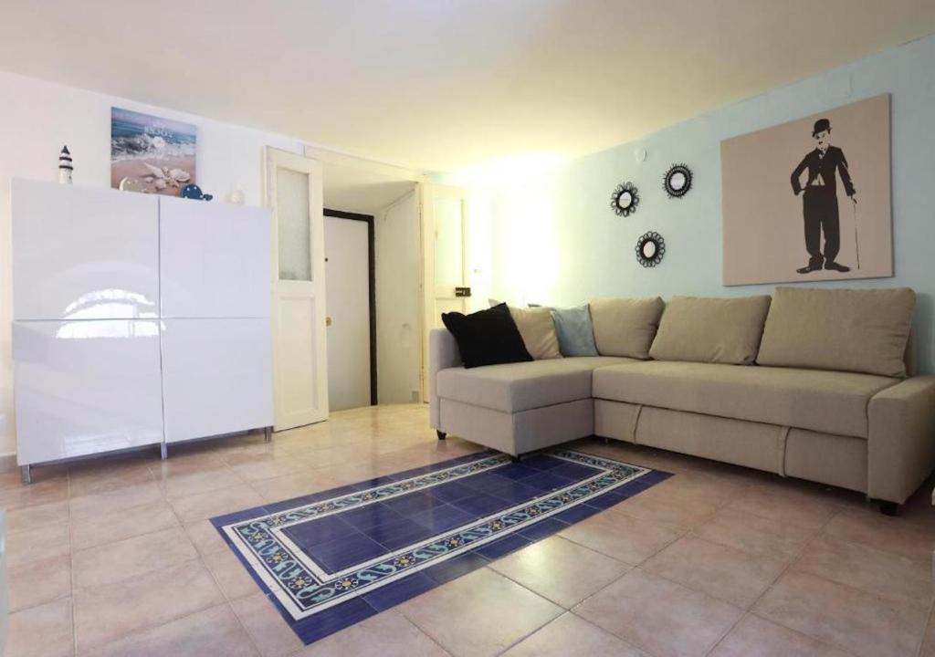 a living room with a couch and a rug at La Tata home in Salerno