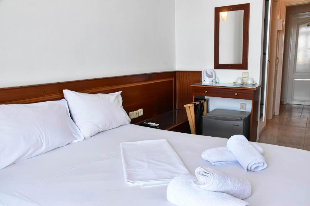 Postel nebo postele na pokoji v ubytování Leonidas Hotel