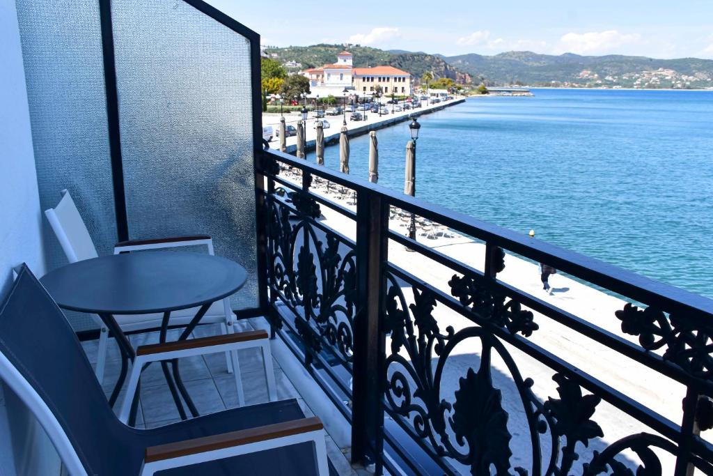 Balcon ou terrasse dans l&#39;&eacute;tablissement Leonidas Hotel