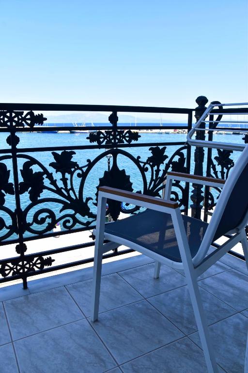 Balcon ou terrasse dans l&#39;&eacute;tablissement Leonidas Hotel
