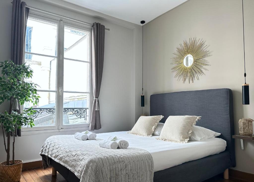 una camera da letto con un grande letto con asciugamani di 1624 - Studio Le Marais in Paris Olympic Games 2024 a Parigi
