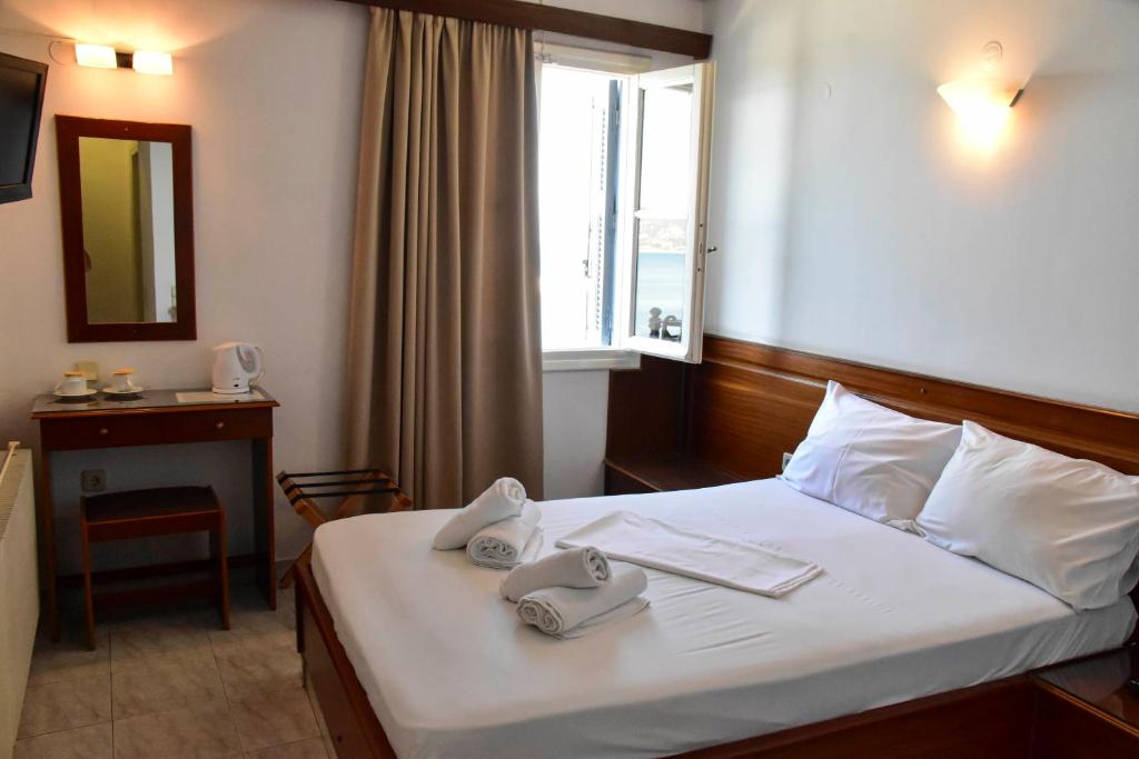 Postel nebo postele na pokoji v ubytování Leonidas Hotel