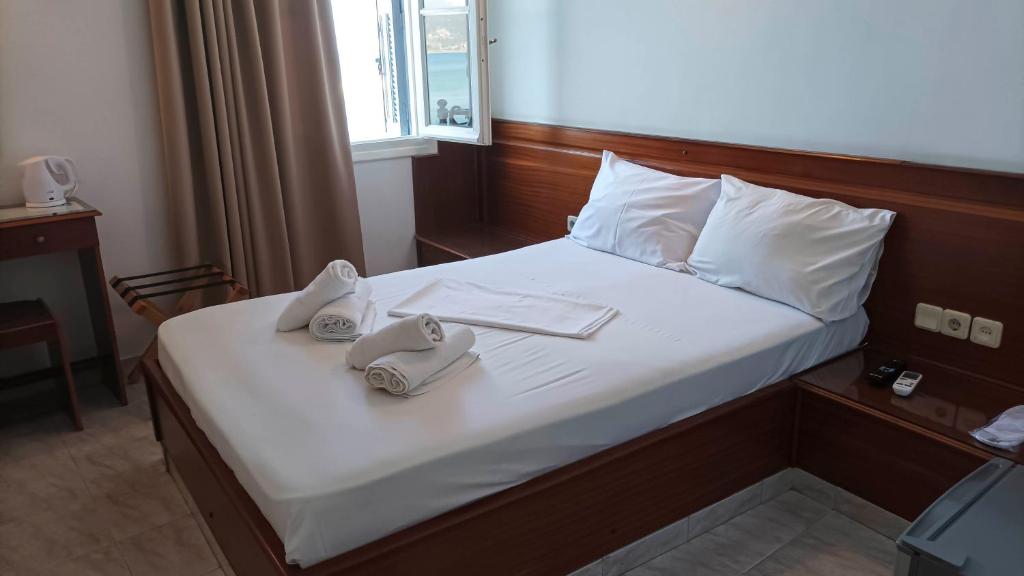 Postel nebo postele na pokoji v ubytování Leonidas Hotel