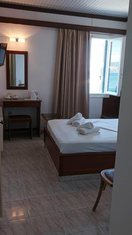 Postel nebo postele na pokoji v ubytování Leonidas Hotel