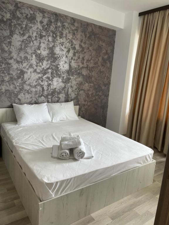 ein Schlafzimmer mit einem Bett mit Kamera drauf in der Unterkunft Kiraz Apartament Summerland in Mamaia