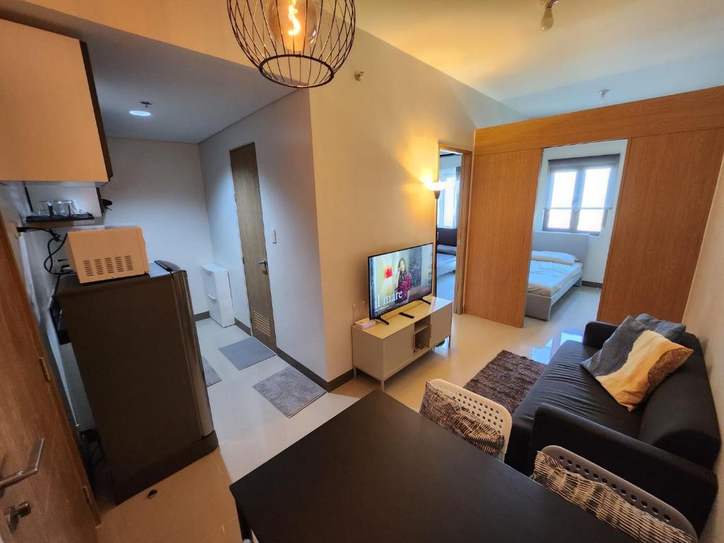 TV a/nebo společenská místnost v ubytování Bloom Residences Condo 2Br