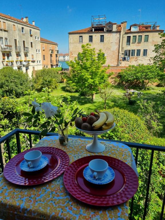 - une table avec un bol de fruits sur le balcon dans l'établissement Angela di Venezia House, à Venise