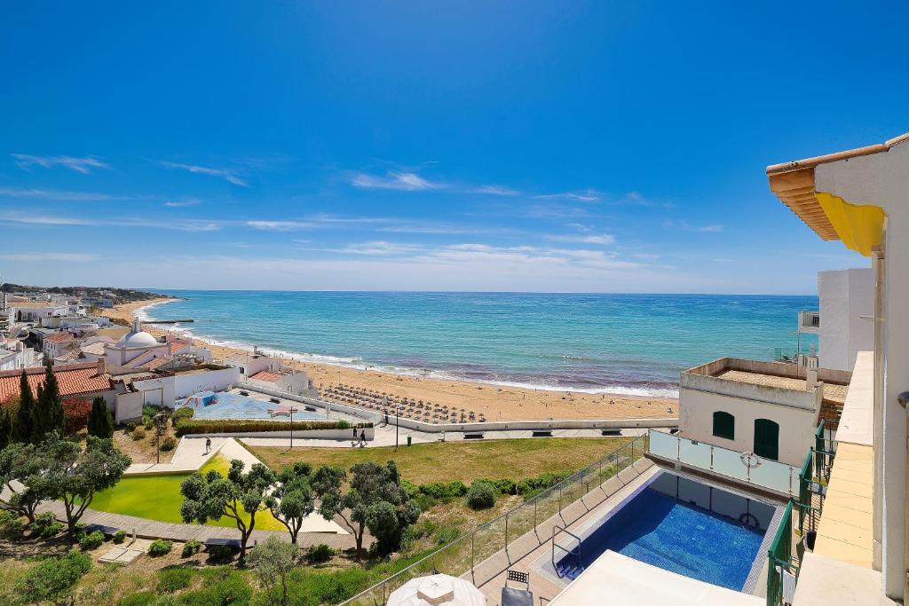 uma vista para a praia a partir de um edifício em Vila Sao Vicente Boutique (Adults Only) em Albufeira