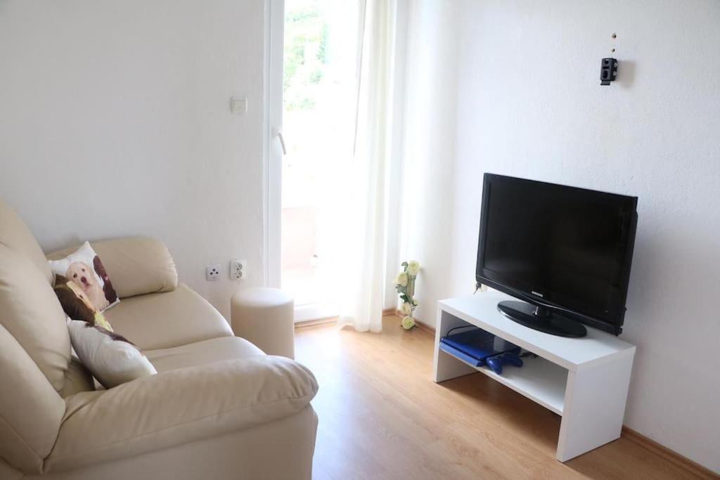 TV a/nebo společenská místnost v ubytování Villa with swimming pool and game room