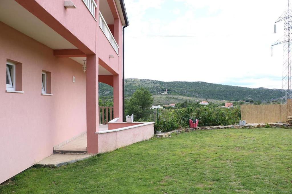 Nespecifikovaný výhled na hory nebo výhled na hory při pohledu z prázdninového domu