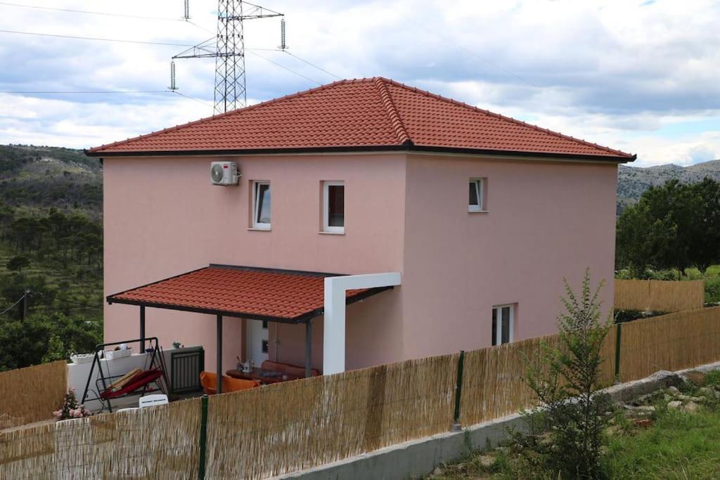 Budova, kde se prázdninový dům nachází