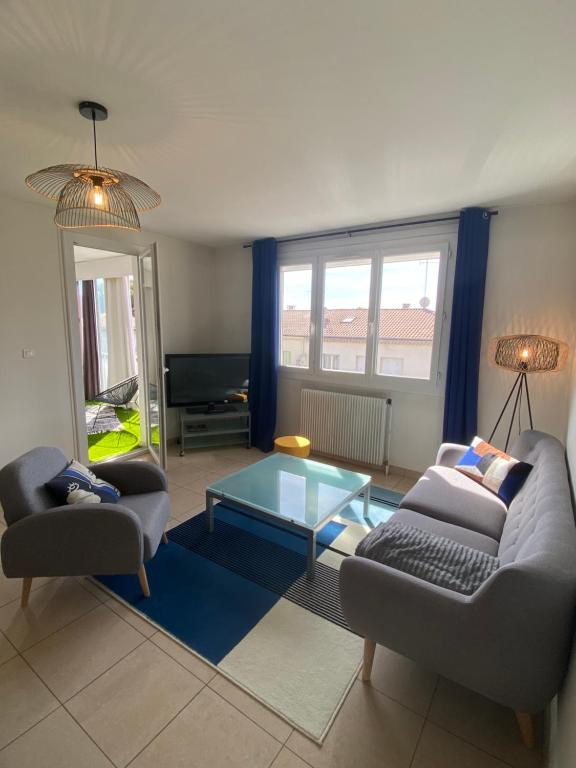 un salon avec un canapé et une table dans l'établissement L'Albertini-Appartement élégant avec terrasse-Parking gratuit-, à Béziers