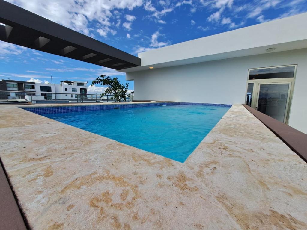 una piscina en el patio trasero de una casa en Luxury Apt Ibr Naco 1br Poolgym en Santo Domingo