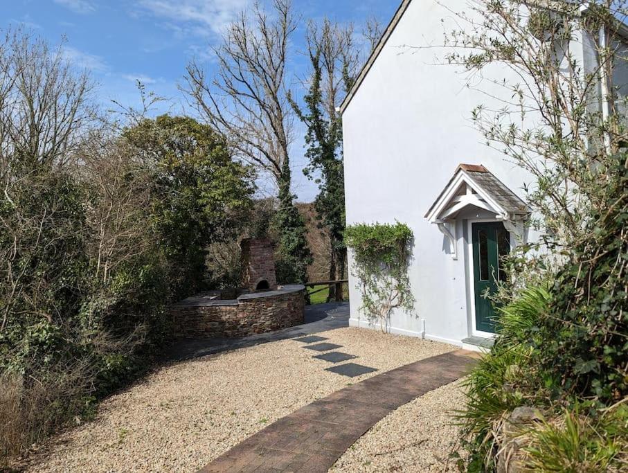 una casa blanca con un camino que conduce a una puerta en Romantic Secluded Hideaway Cottage in Cornwall, en Truro