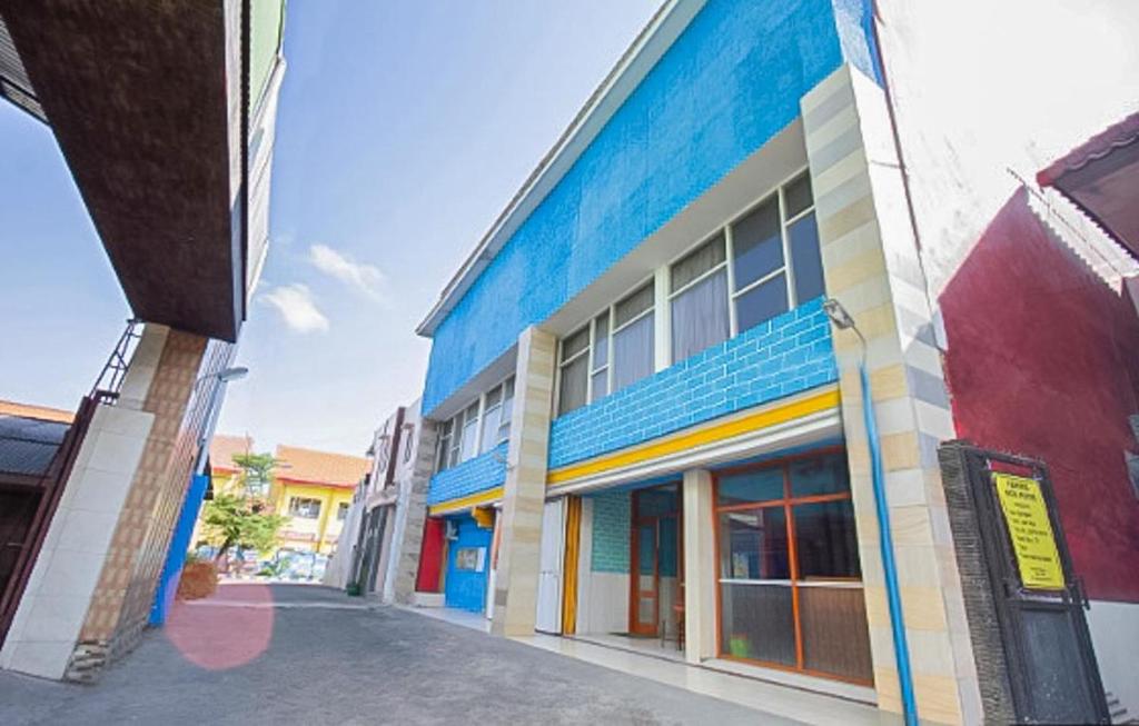 um edifício com pintura colorida no lado em Reddoorz @ Homestay Gayatri em Malang
