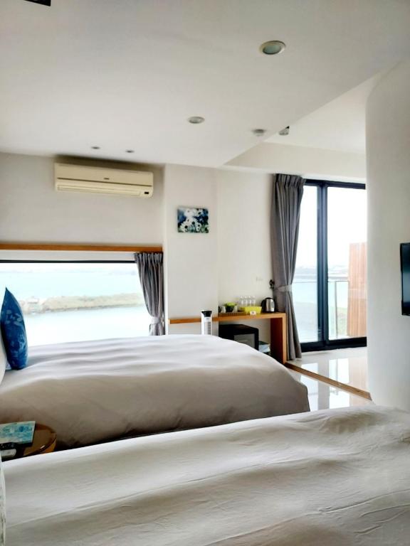 Postel nebo postele na pokoji v ubytování 野居海景渡假民宿Simple Life Home Stay