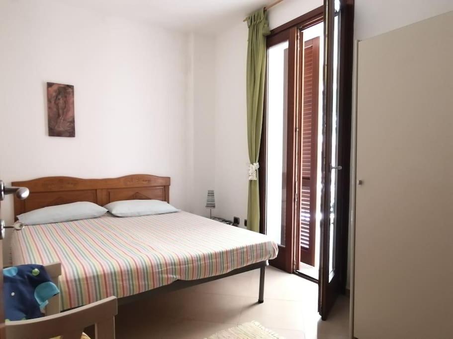 ラ・マッダレーナにあるLa casa Al Portoのベッドルーム1室(ベッド1台付)、