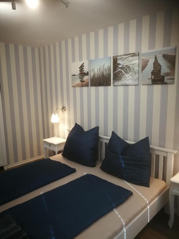 um quarto com duas camas com almofadas azuis em AppartementHaus Nienburg em Nienburg