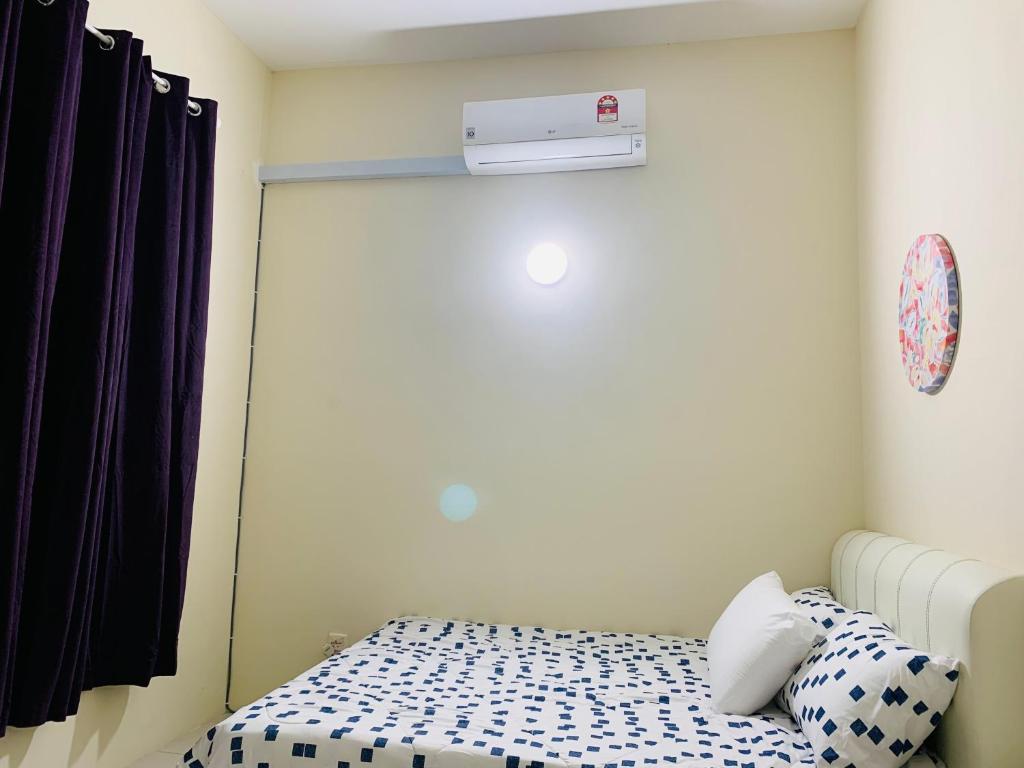 Uma cama ou camas num quarto em Homestay Akasia 12
