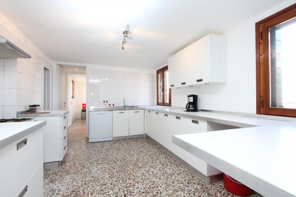 Kuchnia lub aneks kuchenny w obiekcie City Apartments Rialto