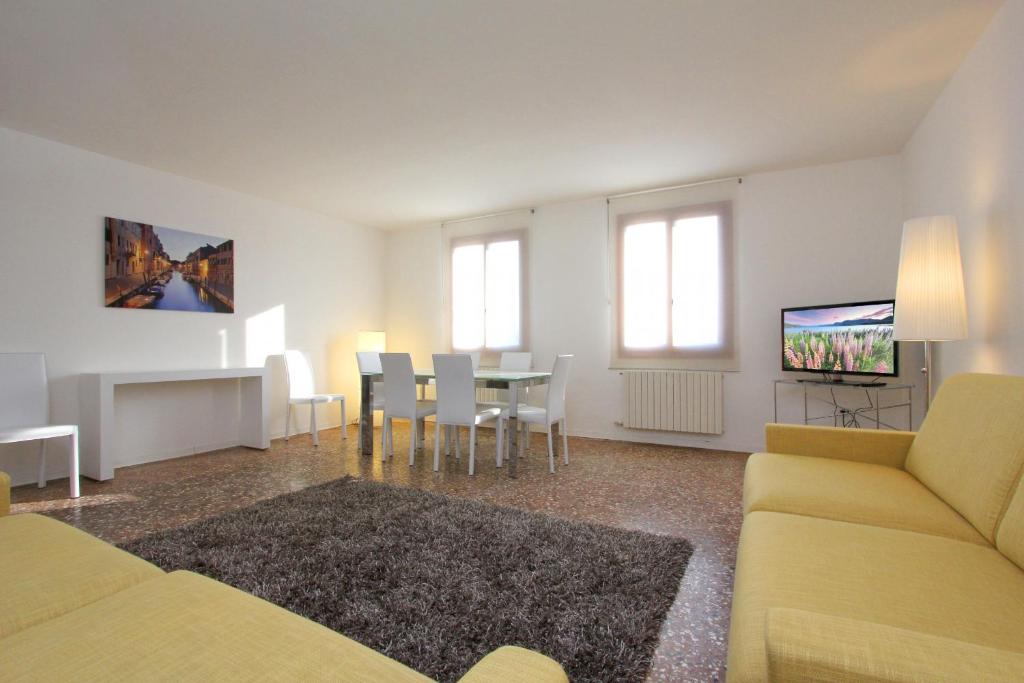 salon z kanapą i stołem w obiekcie City Apartments Rialto w Wenecji