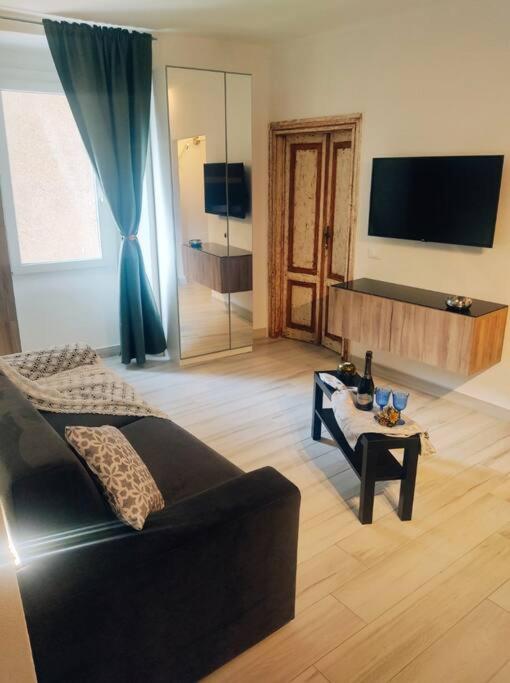 TV a/nebo společenská místnost v ubytování Antico Borgo Lago di Como