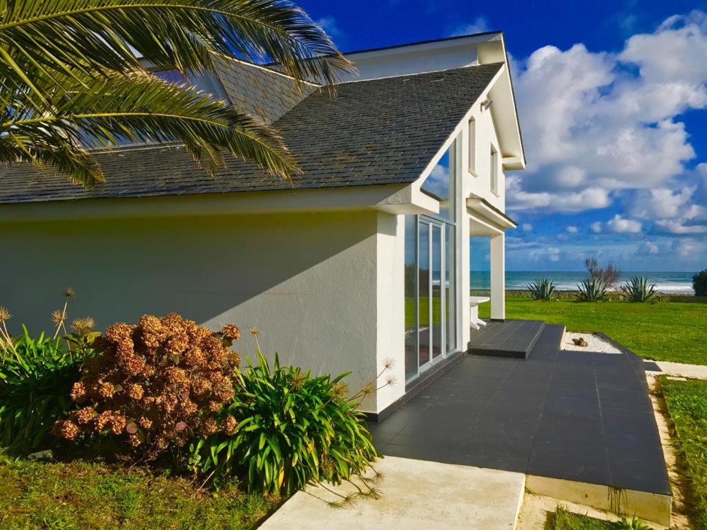 a house with a porch and a palm tree at Apartagal- Casa Playa, Foz in Foz