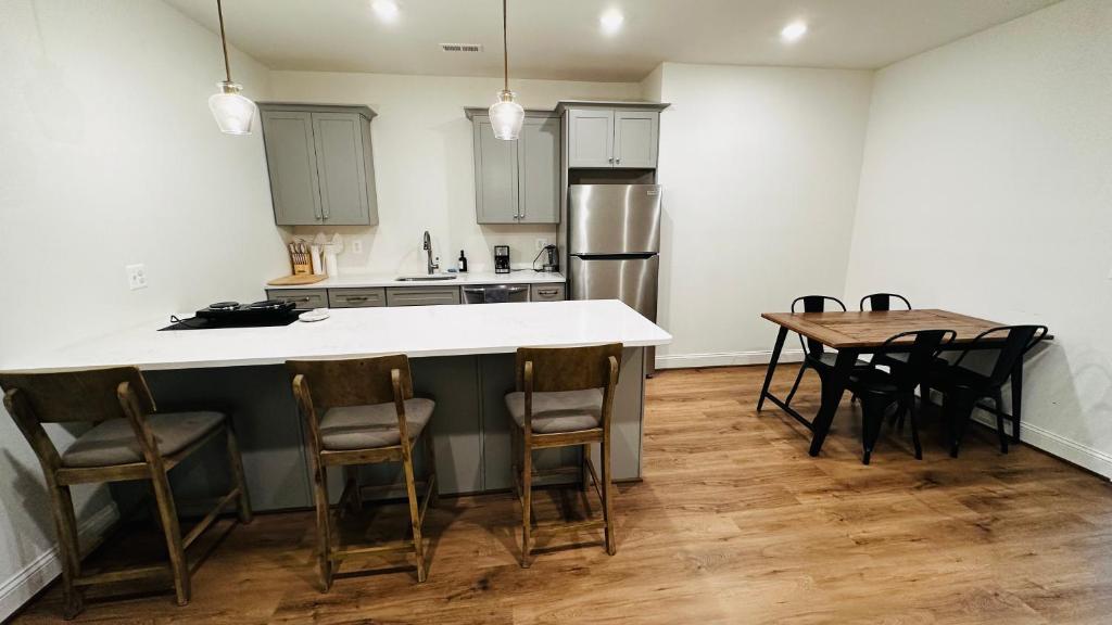 uma cozinha com um balcão, uma mesa e cadeiras em Brand New Spacious 2br - 2bth Basement em Woodbridge