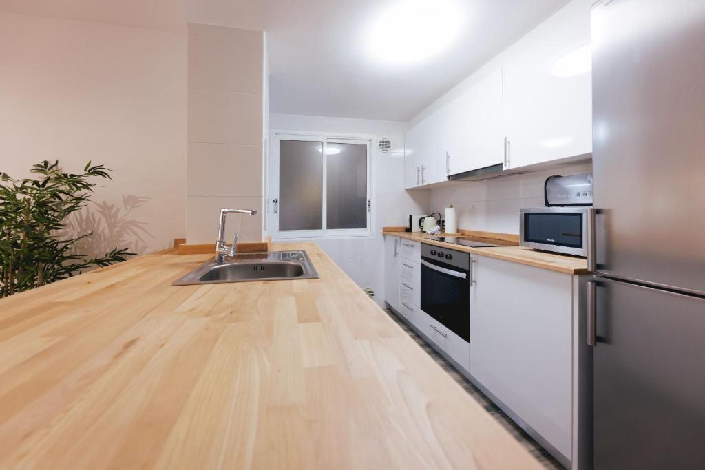 Kuchyň nebo kuchyňský kout v ubytování Bravissimo Pont de la Princesa, comfortable 3-bedroom apartment