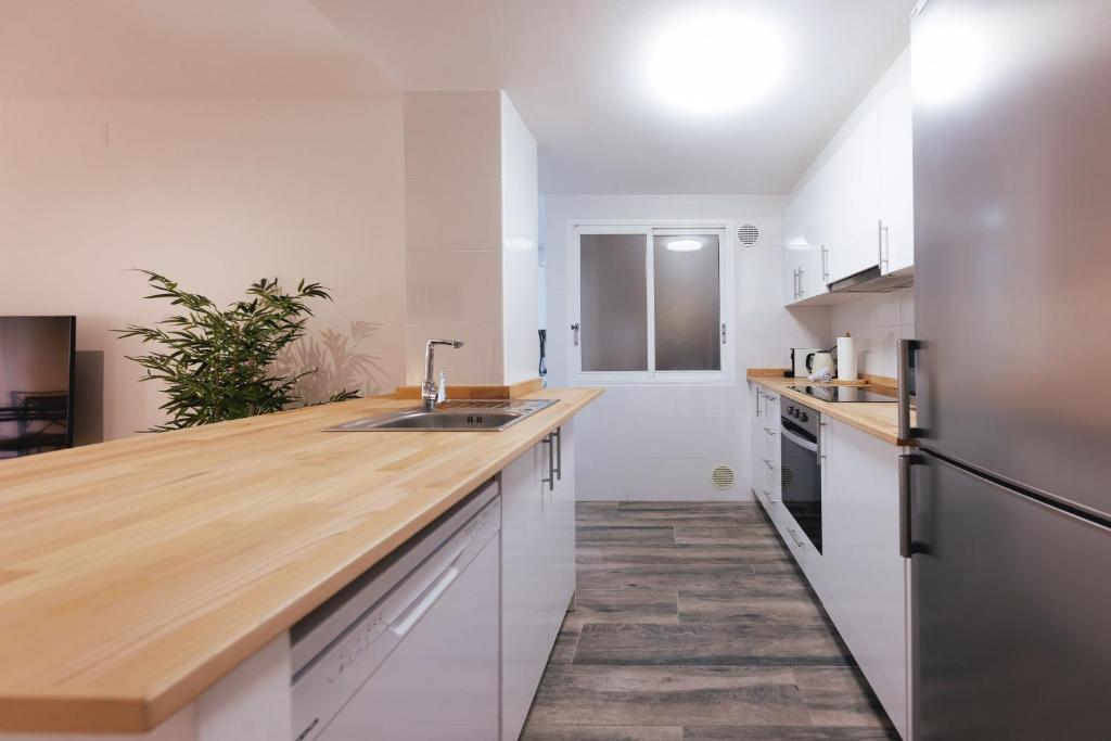 Kuchyň nebo kuchyňský kout v ubytování Bravissimo Pont de la Princesa, comfortable 3-bedroom apartment