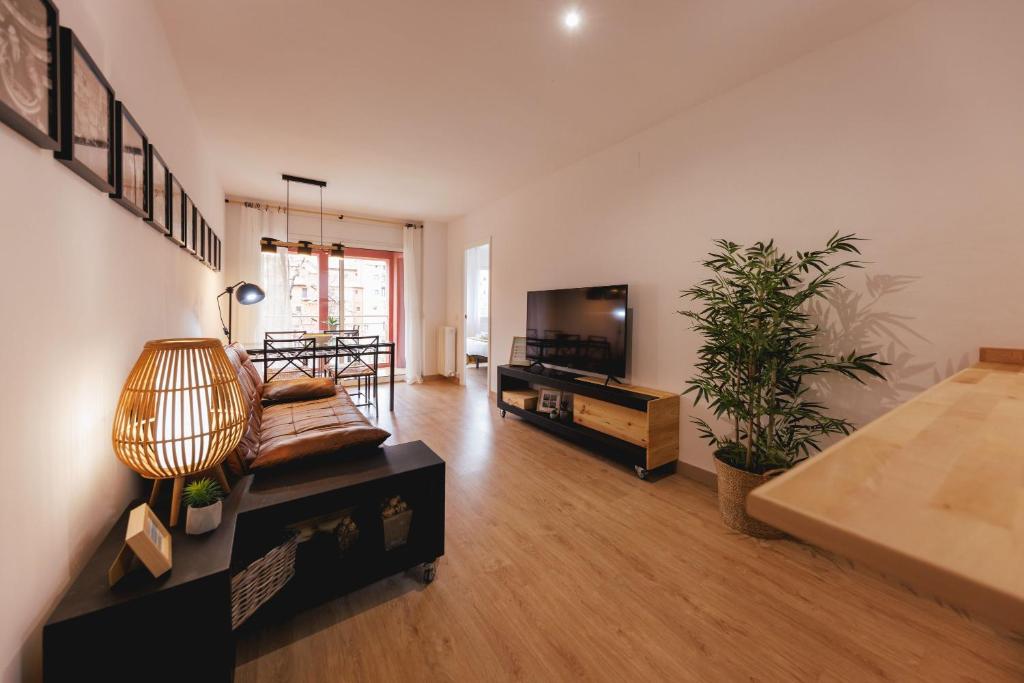 TV a/nebo společenská místnost v ubytování Bravissimo Pont de la Princesa, comfortable 3-bedroom apartment