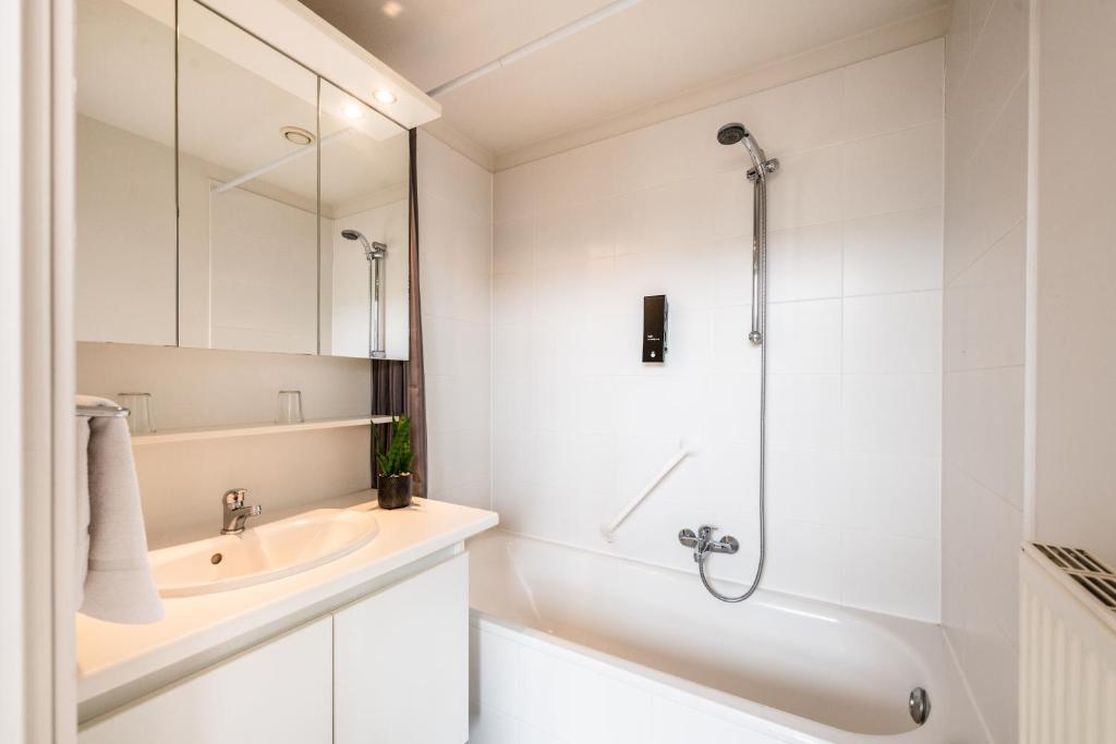 Uma casa de banho em Belcasa Suitehotel