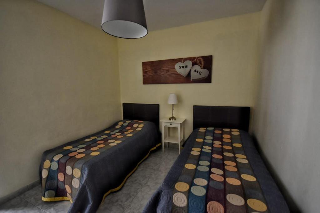 Postel nebo postele na pokoji v ubytování Gran Carihuela