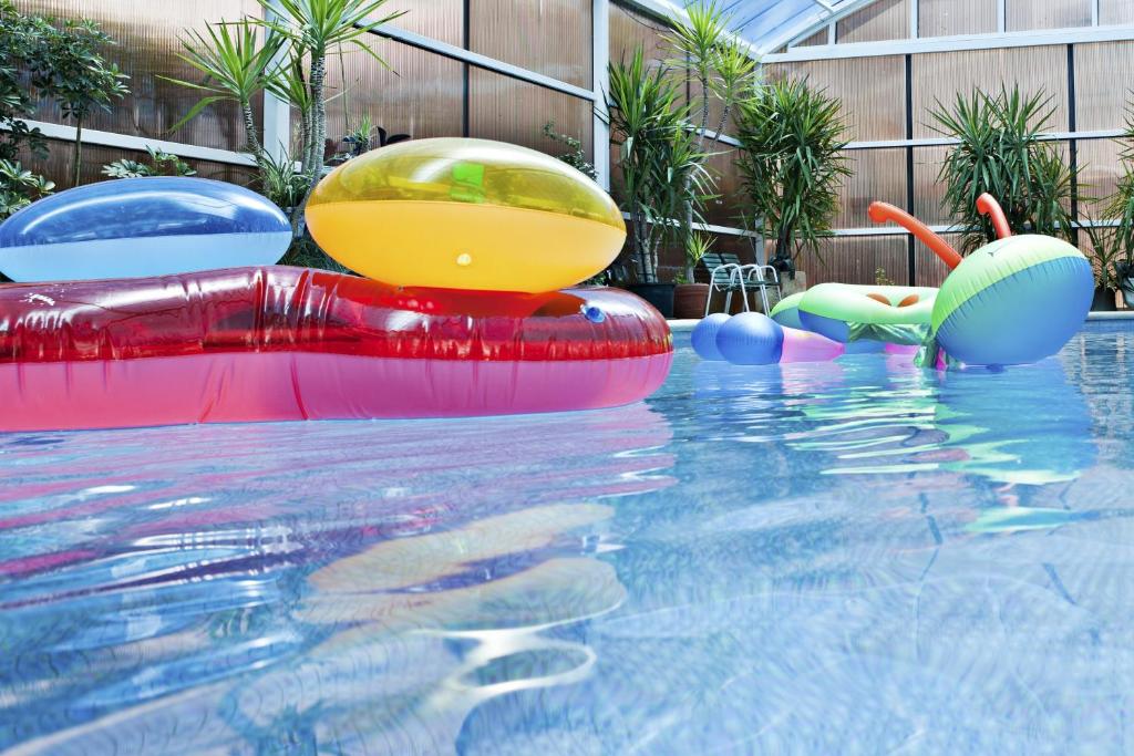 Bazén v ubytování Hotel Doña Jimena nebo v jeho okolí
