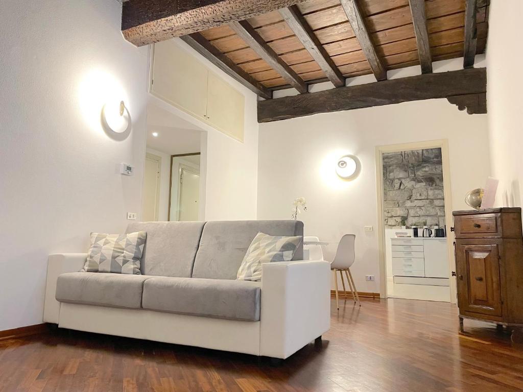 un soggiorno con divano bianco e tavolo di Tower Gombito's Apartment a Bergamo