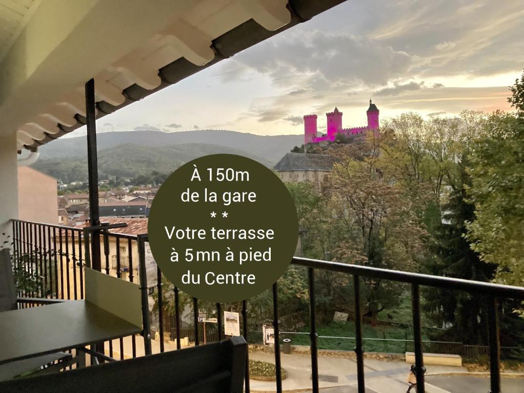 富瓦的住宿－Studio Le Roof - Une vue splendide - Petit déjeuner inclus 1ère nuit - AUX 4 LOGIS，读到关爱你露台的标志