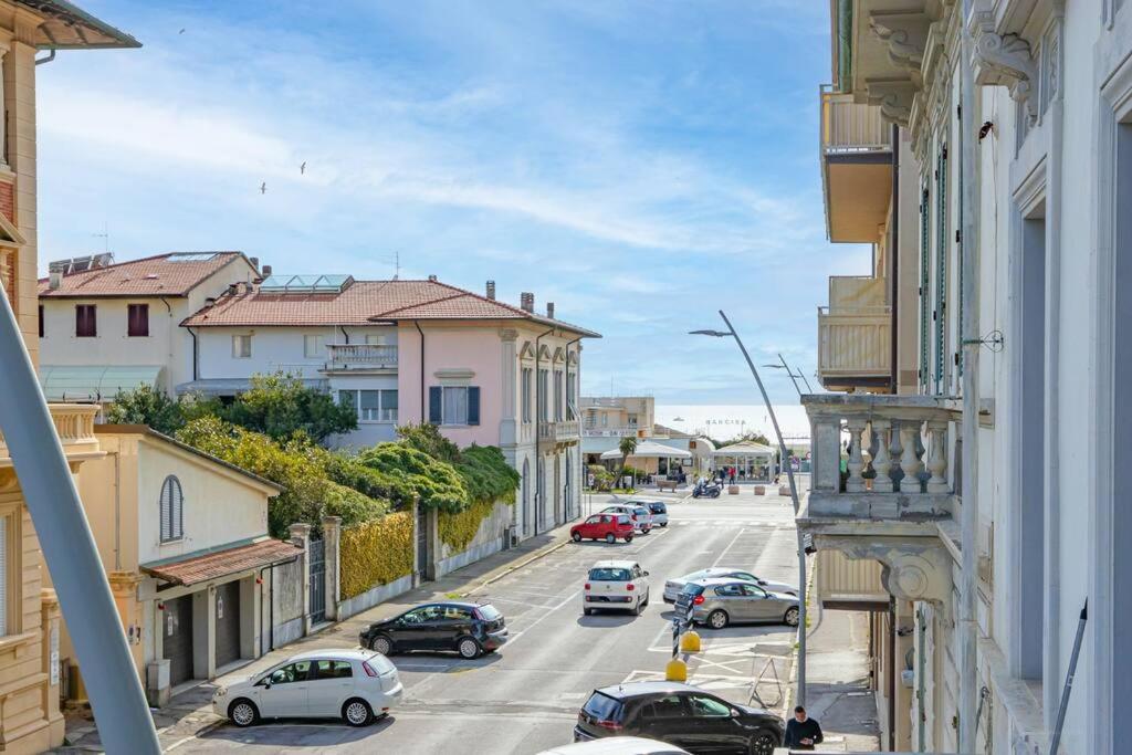 vistas a una calle de la ciudad con coches en la carretera en Viareggio Beach Apartment, en Viareggio