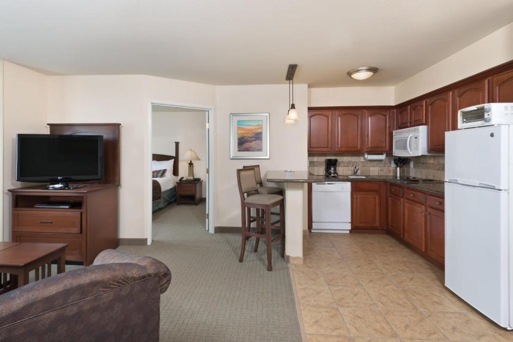 Virtuve vai virtuves zona naktsmītnē Staybridge Suites Tucson Airport, an IHG Hotel