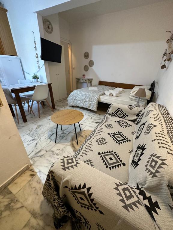 1 dormitorio con 2 camas y mesa con almohadas en Mon Repo Studio Corfu Old Town en Análipsis
