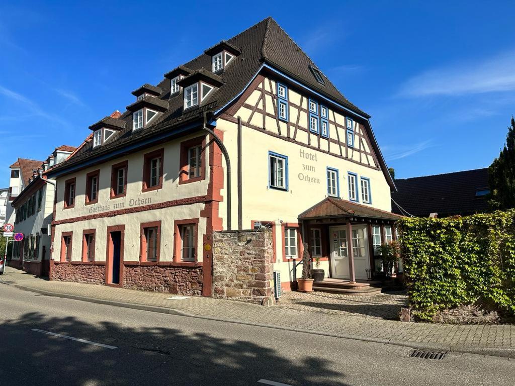 um grande edifício ao lado de uma rua em Ochsen-Durlach em Karlsruhe