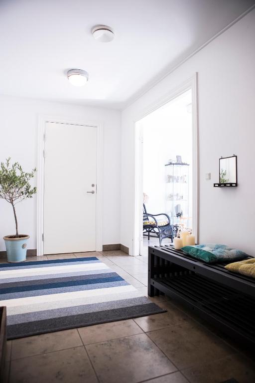 a living room with a door with a rug at Femmasteren Hotel & Hostel in Marstal
